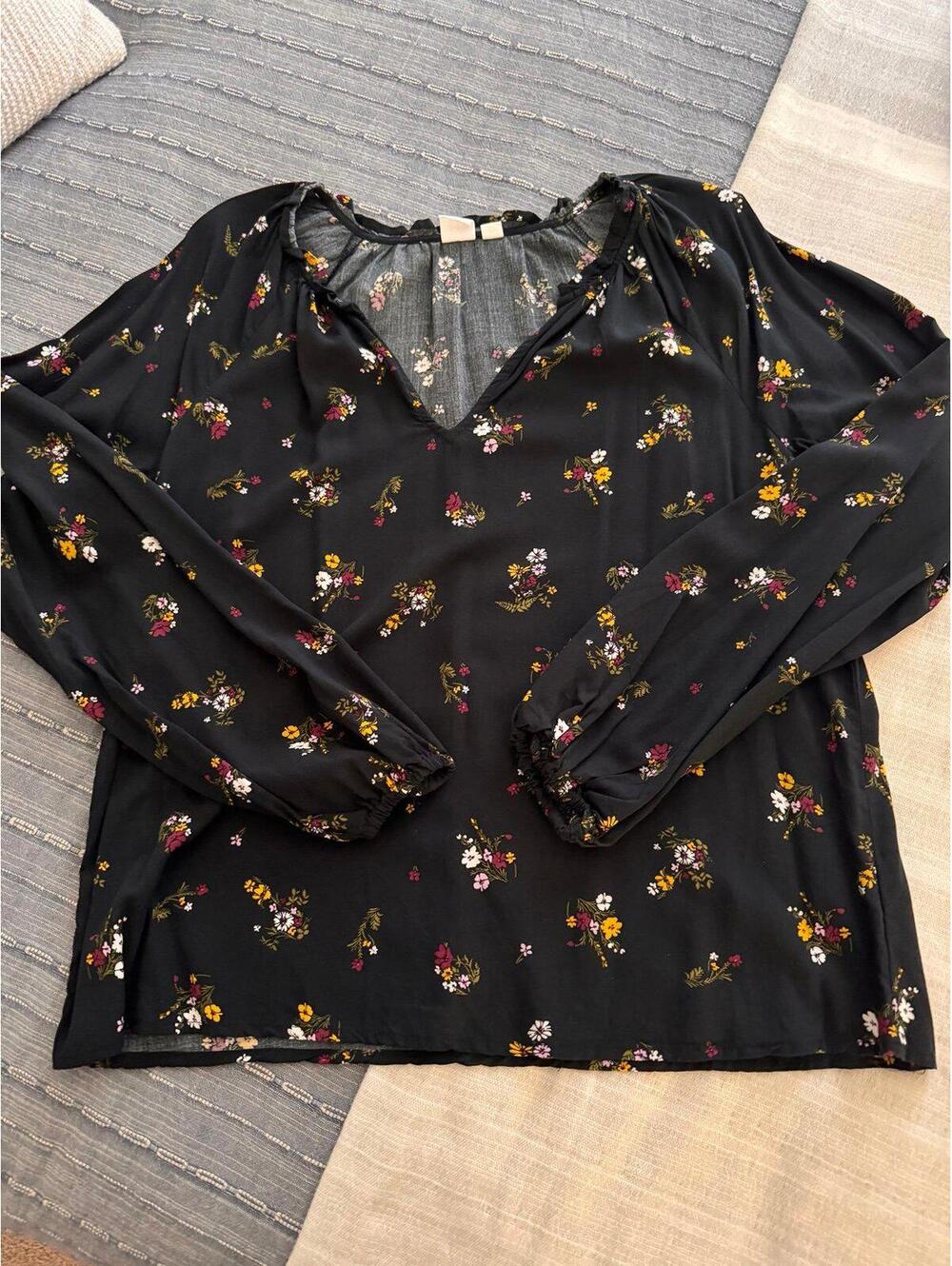 GAP  Ruffled V-neckline, long puffed sleeves size medium